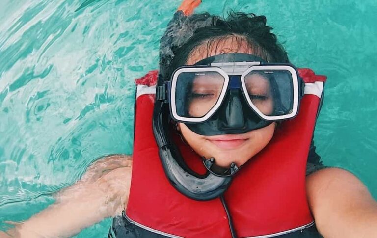 can you wear goggles with eyelash extensions